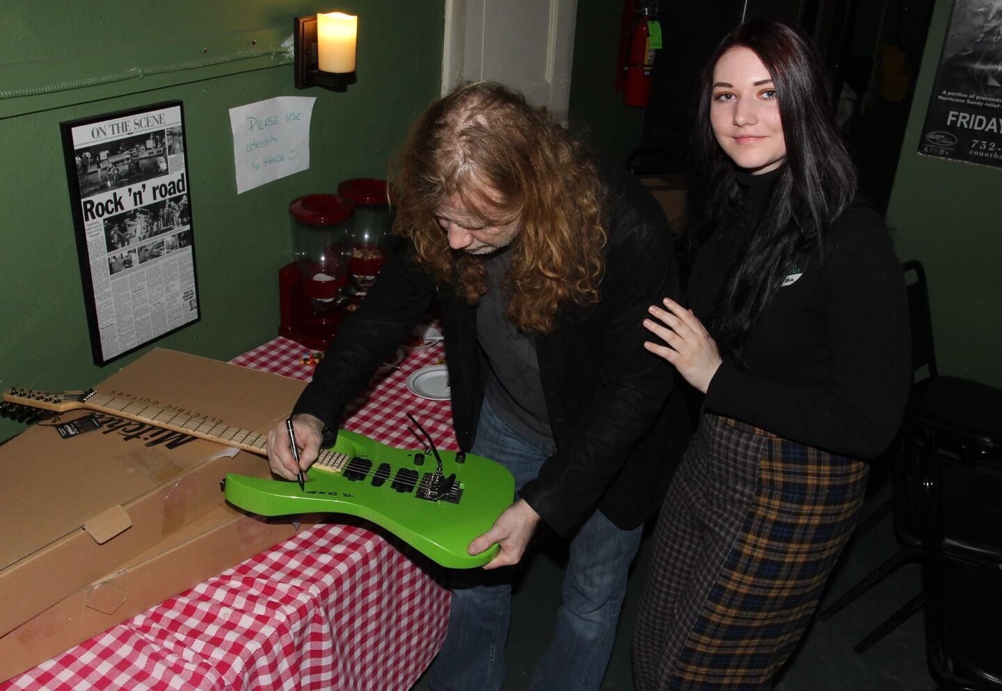 Dave Mustaine of Megadeth signing Samantha Balewiz’s guitar